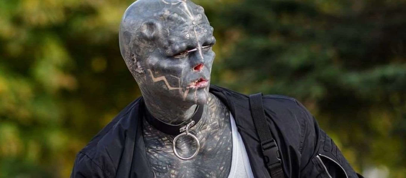 Παράνοια: Ο άνδρας που μεταμορφώνεται σε «Μαύρο Εξωγήινο» δημοσίευσε βίντεο με τον ακρωτηριασμό των δακτύλων του